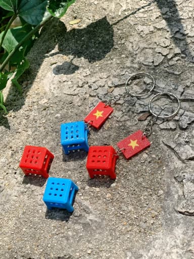 Móc khóa ghế nhựa cờ đỏ sao vàng 4
