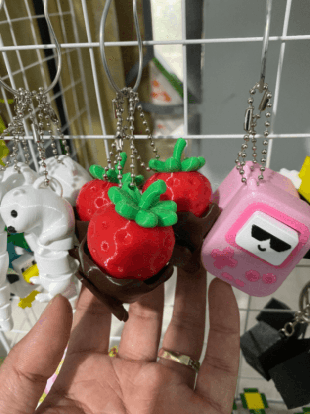 Móc khoá clicker dâu tây